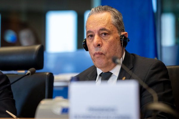 Savunma Bakanı Palmas, seçim hezimetinin ardından DİPA'dan ayrılma planını yalanladı