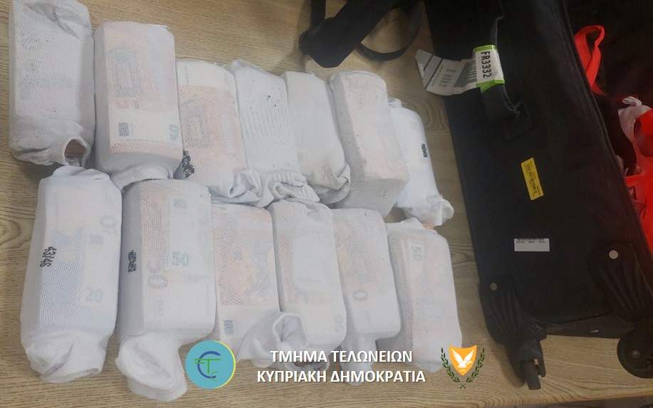 Baf Havalimanı'nda Çoraplara Gizlenmiş Yaklaşık 200.000 Euro Ele Geçirildi