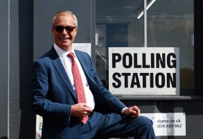 Reform UK, lider Farage'a yapılan 7 milyon dolarlık bağışı denetim kurumuyla görüşüyor