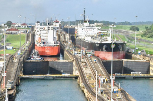 Tanker geçişleri yüzde 8 arttı, Panama Kanalı tam kapasiteye ulaştı