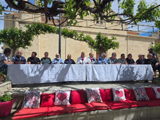 Arsos muhtarı Trozena imar projesini savundu