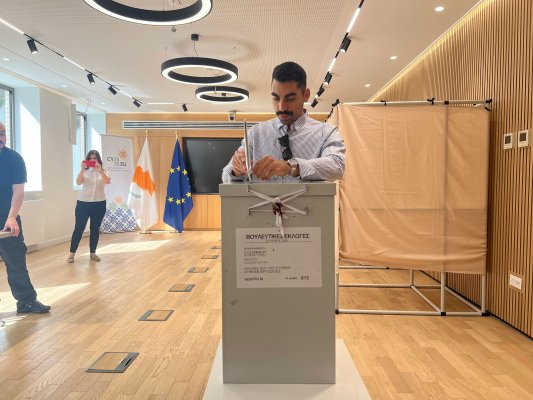 Güney Kıbrıs'ta seçimde katılım öğleye kadar yüzde 32,3'e ulaştı