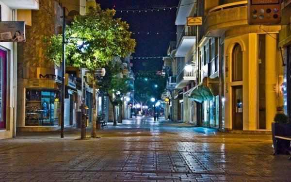 Lefkoşa Ledra Caddesi'nde bir adam polis memurunu trafik konisiyle tehdit etti