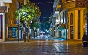Lefkoşa Ledra Caddesi'nde bir adam polis memurunu trafik konisiyle tehdit etti
