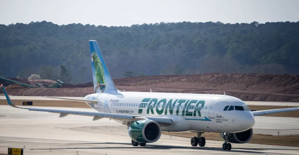 Frontier uçağı Denver havalimanında kalkış sırasında pistteki yayaya çarparak öldürdü