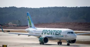 Frontier uçağı Denver havalimanında kalkış sırasında pistteki yayaya çarparak öldürdü