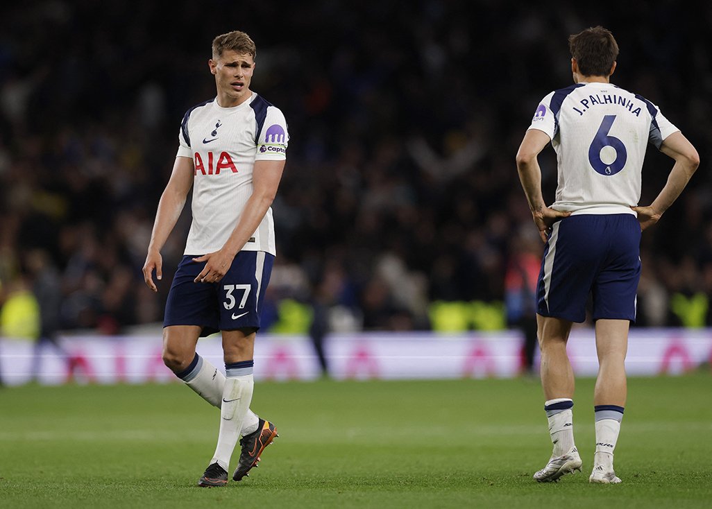 Tottenham, Leeds ile evinde berabere kalınca küme düşme korkusu sürüyor