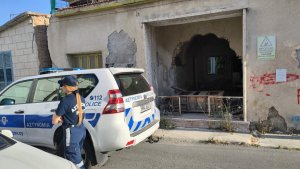 Larnaca'da yıkık ev çöktü, sokak kapatıldı: Enkaz altında kişi arama operasyonu başladı