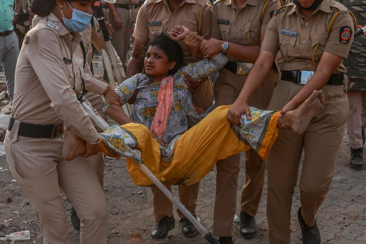 Mumbai'de Bandra tren istasyonu yakınındaki kaçak yapılar yıkıldı