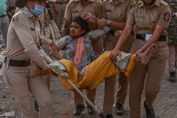 Mumbai'de Bandra tren istasyonu yakınındaki kaçak yapılar yıkıldı