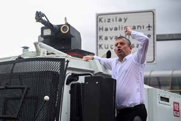 Türk Polisi Muhalefet Partisini Genel Merkezden Çıkardı, Kriz Derinleşiyor