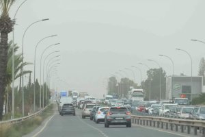 Moniatis-Troodos arasında toz ve sis görüş mesafesini düşürdü, polis sürücüleri uyardı