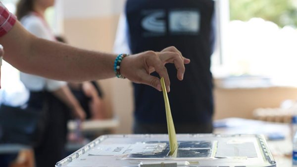 Kıbrıs Yeni Meclisini Seçti: Altı Parti Sandalye Kazandı, Katılım Yüzde 67'ye Yakın