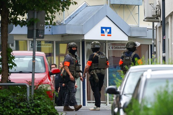 Almanya'da banka şubesinde rehin alınan kişiler serbest bırakıldı, şüpheli kaçtı