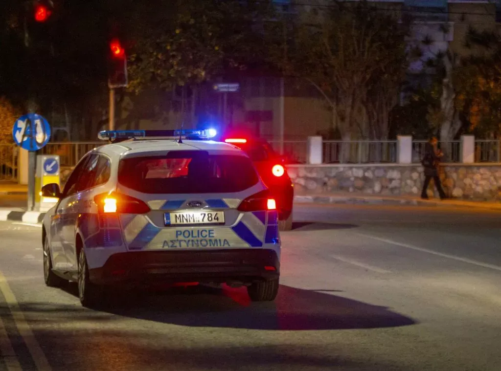 Liopetri'de patlama: Ev önünde park halindeki araç hasar gördü