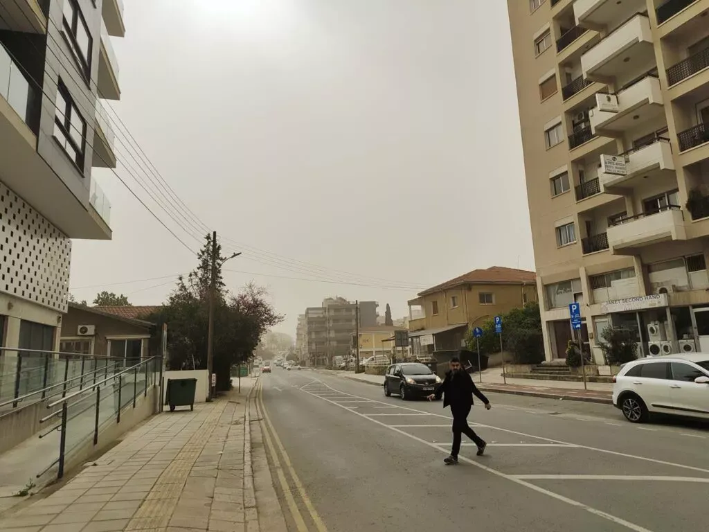 Kıbrıs'ta hafif toz ve kuvvetli rüzgar bekleniyor, iç kesimlerde sıcaklık 32 °C'ye çıkacak