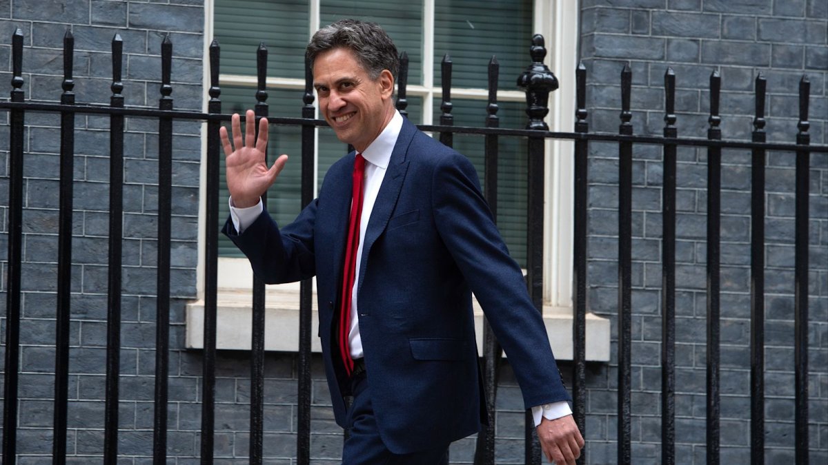 Miliband, Starmer geri adım atmazsa İşçi Partisi liderliğine aday olmaya hazır
