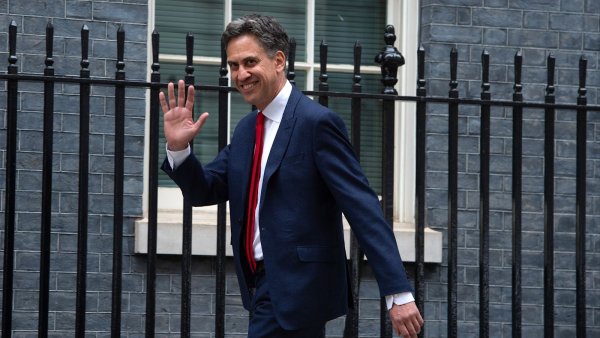 Miliband, Starmer geri adım atmazsa İşçi Partisi liderliğine aday olmaya hazır