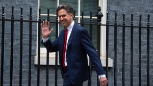 Miliband, Starmer geri adım atmazsa İşçi Partisi liderliğine aday olmaya hazır