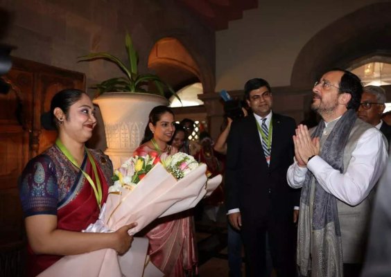 Christodoulides'in Hindistan Ziyareti: Mumbai'de Törenler ve Kıbrıs'ta Çekilecek İlk Bollywood Filmi Açıklandı