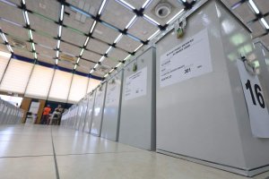 Pazar günkü parlamento seçimleri öncesi oy sandıkları dağıtıldı
