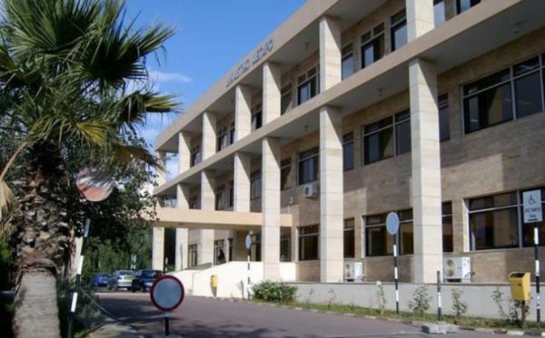 Larnaka mahkemesi önünde sokakta yatan adam hapse geri dönmek istiyor
