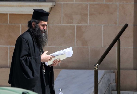 Tychikos, Başpiskopos ve Phedonos'u 'kendisini devirmek için komplo kurduklarıyla' suçladı