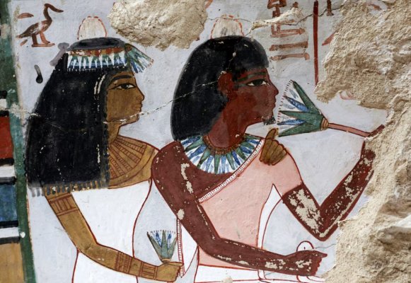 Mısır, Tutankhamun'un mezarından bir eseri ve restore edilen iki Yeni Krallık mezarını Luksor'da sergiledi