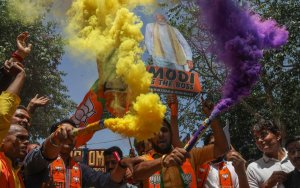 BJP destekçileri Assam ve Batı Bengal eyalet seçimlerindeki önderliği kutluyor