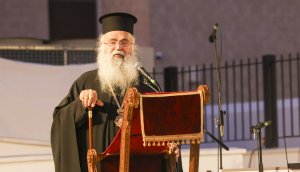 Başpiskopos Tychikos skandalında kendini suçladı, keşişleri aforozla uyardı