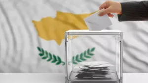 Güney Kıbrıs'ta 560 bini aşkın seçmen parlamento seçimi için sandık başında, çift taraflı oy pusulası ilk kez kullanılıyor