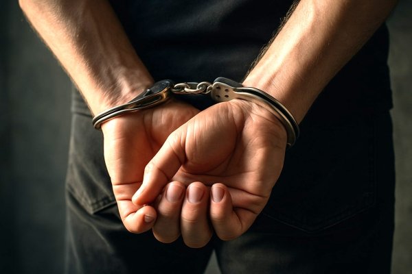 Lefkoşa'da uyuşturucu ve silah ele geçirildi: 2 kişi tutuklandı