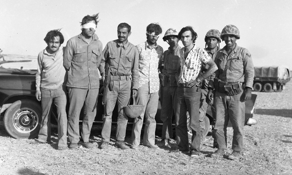 Veteran Türk gazeteci, 1974 savaş esiri fotoğrafının gerçek olduğunu doğruladı