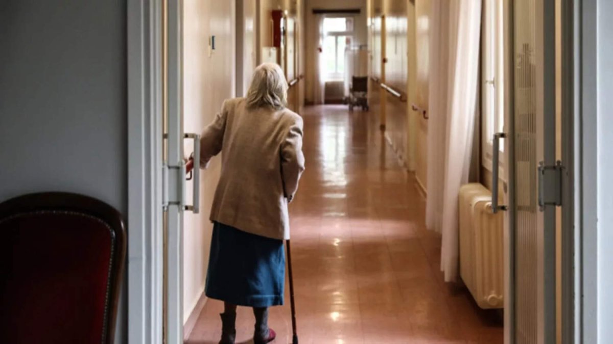 Yaşlı çift, sistem onları yeniden iskan edemeyince yıkık dökük Limasol binasına geri döndü