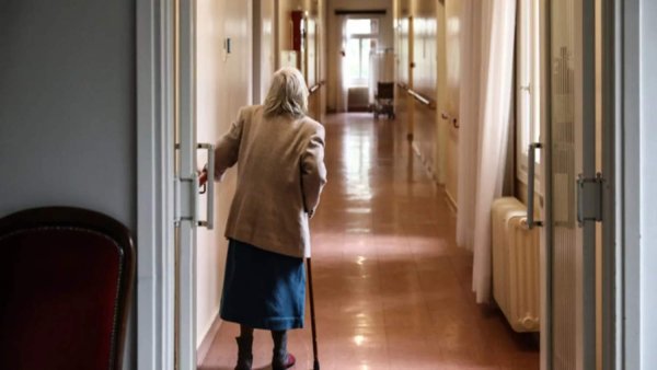 Yaşlı çift, sistem onları yeniden iskan edemeyince yıkık dökük Limasol binasına geri döndü