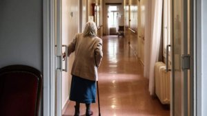 Yaşlı çift, sistem onları yeniden iskan edemeyince yıkık dökük Limasol binasına geri döndü