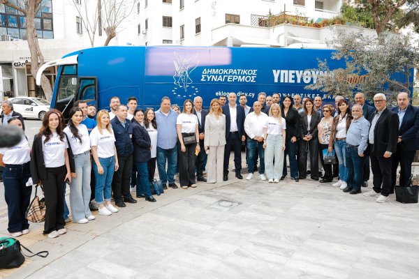 Disy seçim kampanyası otobüsünü tanıttı, ada turuna çıktı