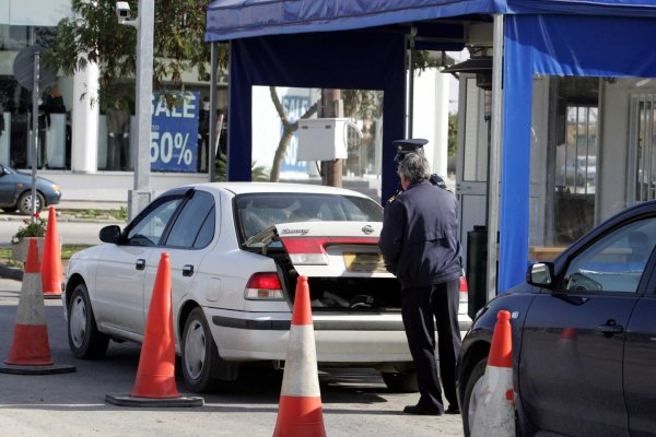 Ayios Dometios kontrol noktasında yüz binlerce euroluk nakit ve çek ele geçirildi