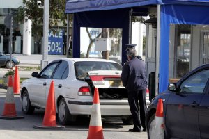 Ayios Dometios kontrol noktasında yüz binlerce euroluk nakit ve çek ele geçirildi
