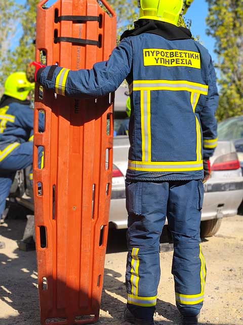Kurtarma amaçlı sedye taşıyan bir itfaiyeci