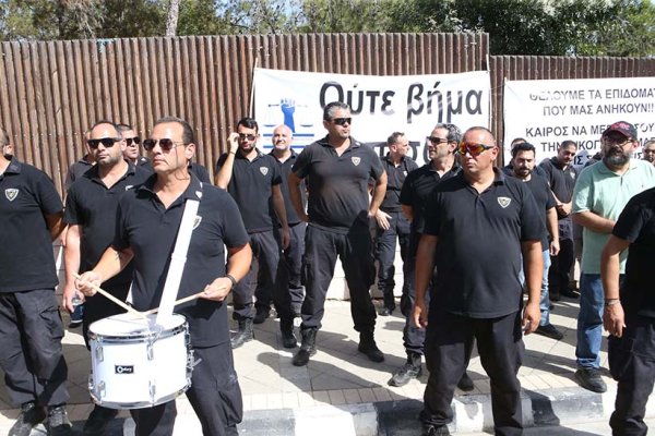 Güney Kıbrıs'ta gardiyanlar baskı ve taciz kampanyası iddiasında bulundu