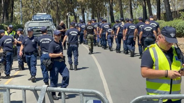 Çiftçilerin cumhurbaşkanlığı sarayına yürüyüşü polis tarafından engellendi