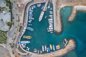 Kıbrıs Ekonomisi: Aegean, Heroes Meydanı, Bankalar, Konut ve Louis Hotels