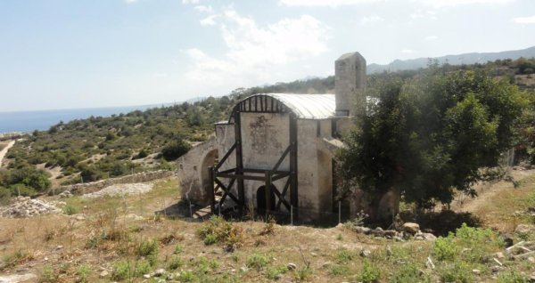 Girne'deki 14. yüzyıldan kalma kilisede bakım çalışmaları başladı
