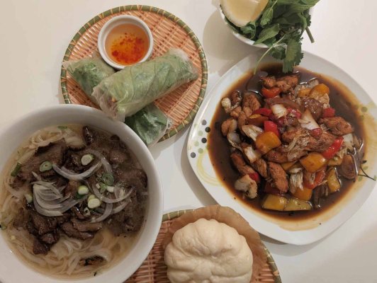 Restoran incelemesi: Lefkoşa'nın eski şehrindeki Hat Gao'da kaos, cazibe ve nefis bir kase pho