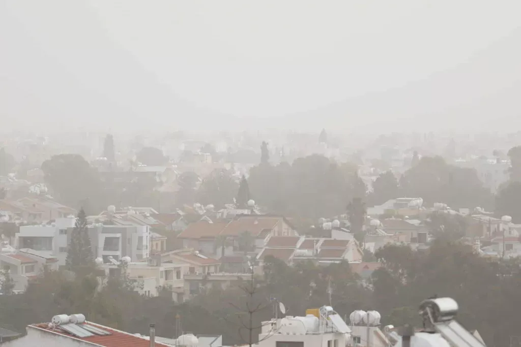 Kıbrıs'ta hava durumu: Hafif toz, bulutlu ve yağışlı; iç kesimlerde 31 °C bekleniyor
