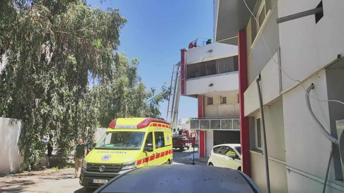 Larnaca'da Göç Operasyonu Sırasında Üç Kişi Binadan Düştü: Biri Ağır Yaralı