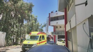 Larnaca'da Göç Operasyonu Sırasında Üç Kişi Binadan Düştü: Biri Ağır Yaralı