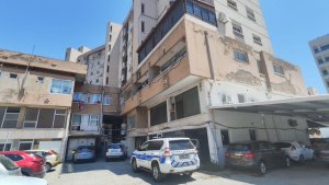 Larnaka'da göçmenlik baskınında üç kişi balkondan atladı