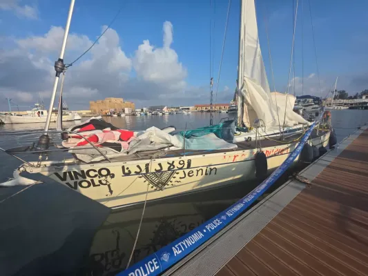 Deniz polisi, ikinci Gazze yardım filosu gemisini Baf limanına çekti